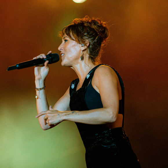 Zaz se produit sur la scène lors du 56 ème festival international de Carthage (Tunisie), le 26 juillet 2022.