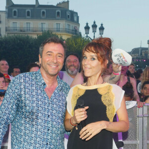 Bernard Montiel et la chanteuse Zaz - Concert RFM Music Show sur le parvis de l'Hôtel de Ville de Levallois Perret. Le 18 juin 2022. © Christophe Clovis / Bestimage.