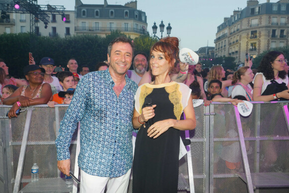 Bernard Montiel et la chanteuse Zaz - Concert RFM Music Show sur le parvis de l'Hôtel de Ville de Levallois Perret. Le 18 juin 2022. © Christophe Clovis / Bestimage.