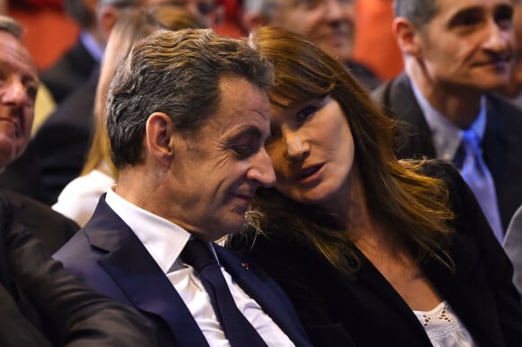 Nicolas Sarkozy et sa femme Carla Bruni-Sarkozy très complices lors d'un meeting à Marseille, le 27 octobre 2016. © Bruno Bebert/Bestimage 