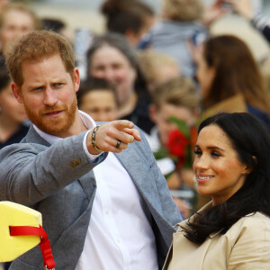 Le prince Harry, duc de Sussex, et Meghan Markle, enceinte, duchesse de Sussex, vont à la rencontre de jeunes volontaires pour nettoyer la plage de Melbourne, le 18 octobre 2018. 