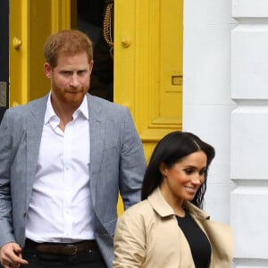 Le prince Harry, duc de Sussex, et Meghan Markle, enceinte, duchesse de Sussex, vont à la rencontre de jeunes volontaires pour nettoyer la plage de Melbourne, le 18 octobre 2018. 