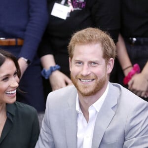 Le prince Harry, duc de Sussex, et Meghan Markle, duchesse de Sussex, rencontrent des membres du Joff, Peacehaven Youth Centre à PeaceHaven dans le Sussex le 3 octobre 2018. 