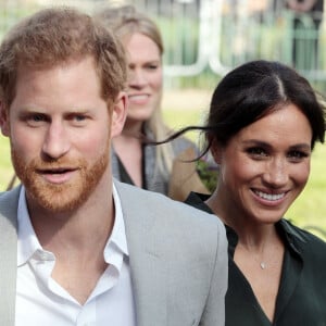 Le prince Harry et Meghan Markle sont accueillis par des enfants lors de leur visite au Brighton Pavilion à Brighton le 3 octobre 2018. 