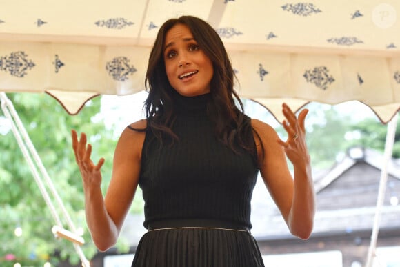 Meghan Markle reçoit les femmes qui apparaissent dans le livre de recettes ""Together, our community cookbook"" au palais Kensington à Londres le 20 septembre 2018. 