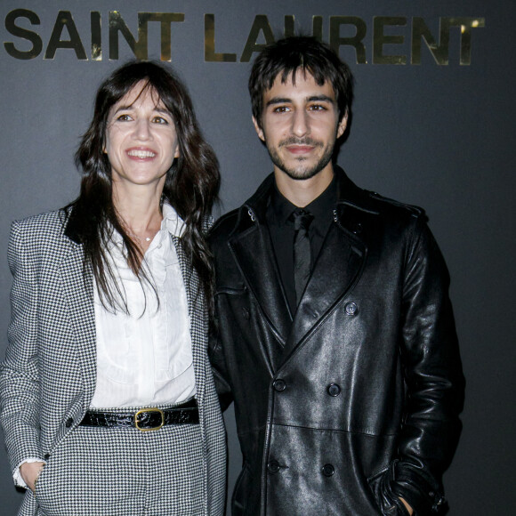 Charlotte Gainsbourg et son fils Ben Attal - Photocall du défilé Saint Laurent collection Printemps-Eté 2022 lors de la fashion week à Paris. © Olivier Borde/Bestimage 