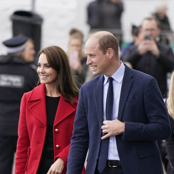 Le prince William, prince de Galles, et Catherine (Kate) Middleton, princesse de Galles, arrivent pour une visite à la station de sauvetage RNLI Holyhead à Holyhead, Pays de Galles, Royaume Uni, le 27 septembre 2022. Le couple princier rencontre l'équipage, les bénévoles et certains de ceux qui ont été soutenus par leur unité locale. Holyhead est l'une des trois plus anciennes stations de sauvetage de la côte galloise et a une histoire de bravoure remarquable, ayant reçu 70 prix pour bravoure. 