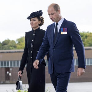 Le prince William, prince de Galles, et Catherine (Kate) Middleton, princesse de Galles, au centre d'entraînement de l'armée (ATC) Pirbright à Guildford. Cette visite a pour but de pour rencontrer des troupes du Commonwealth qui ont été déployées au Royaume-Uni pour participer aux funérailles de la reine Elizabeth II. Des soldats du Canada, d'Australie et de Nouvelle-Zélande se sont réunis à Pirbright pour répéter leurs rôles lors des funérailles de la souveraine. 