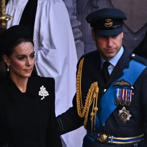 Le prince William, prince de Galles, et Catherine (Kate) Middleton, princesse de Galles - Sortie - Procession cérémonielle du cercueil de la reine Elisabeth II du palais de Buckingham à Westminster Hall à Londres, où les Britanniques et les touristes du monde entier pourront lui rendre hommage jusqu'à ses obsèques prévues le 19 septembre 2022. Le 14 septembre 2022. 