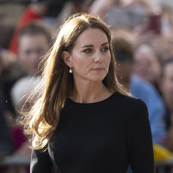 La princesse de Galles Kate Catherine Middleton à la rencontre de la foule devant le château de Windsor, suite au décès de la reine Elisabeth II d'Angleterre. Le 10 septembre 2022 