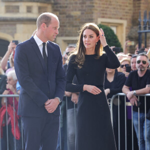 Le prince de Galles William et la princesse de Galles Kate Catherine Middleton à la rencontre de la foule devant le château de Windsor, suite au décès de la reine Elisabeth II d'Angleterre. Le 10 septembre 2022 