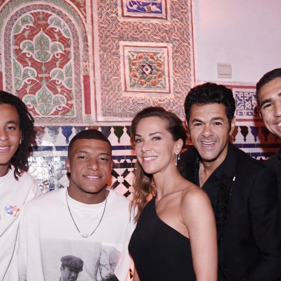 Exclusif - Kylian Mbappé, son frère Ethan (à droite), Mélissa Theuriau, son mari Jamel Debbouze et Achraf Hakimi à l'after-party de la soirée du grand gala du "Marrakech du Rire 2022" pour la 10ème édition à l'hôtel Selman de Marrakech, Maroc, le 18 juin 2022. © Rachid Bellak/Bestimage