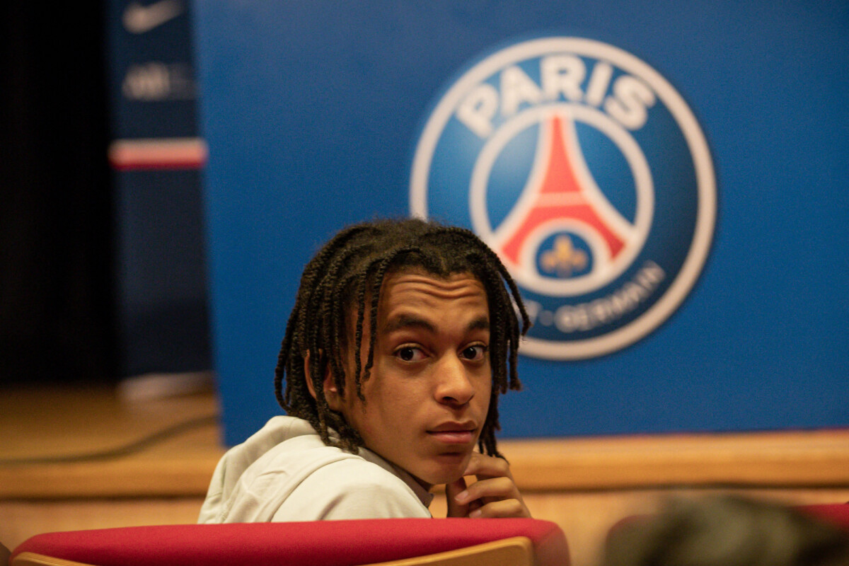 Photo Ethan Mbappé (frère de K.Mbappé) lors d'une conférence de
