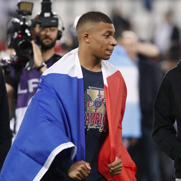 Kylian Mbappe (PSG) et son frere Ethan - Football : Match Ligue 1 Uber Eats PSG Vs Metz (5-0) au parc des princes à Paris le 21 mai 2022. © Michael Baucher/Panoramic/Bestimage