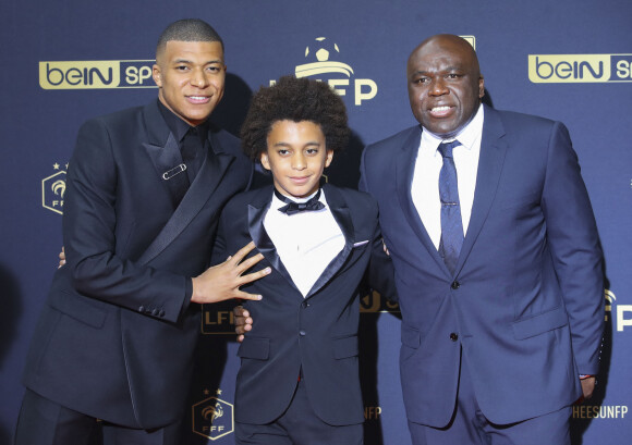 Kylian Mbappé avec son frère Ethan et son père Wilfried (Wilfrid) au photocall de la 28ème cérémonie des trophées UNFP (Union nationale des footballeurs professionnels) au Pavillon d'Armenonville à Paris, France, le 19 mai 2019.