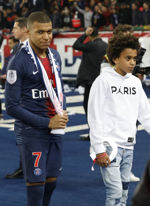 Kylian Mbappé et son frère Ethan - Le PSG célèbre son titre de Champion de France 2019 au Parc ders Princes à Paris, le 18 mai 2019. © Marc Ausset-Lacroix/Bestimage