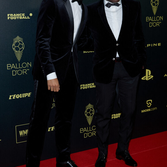 Kylian Mbappé et son père Wilfrid - Photocall de la 66ème cérémonie du Ballon d'Or au Théâtre du Chatelet à Paris le 17 octobre 2022. © Cyril Moreau/Bestimage