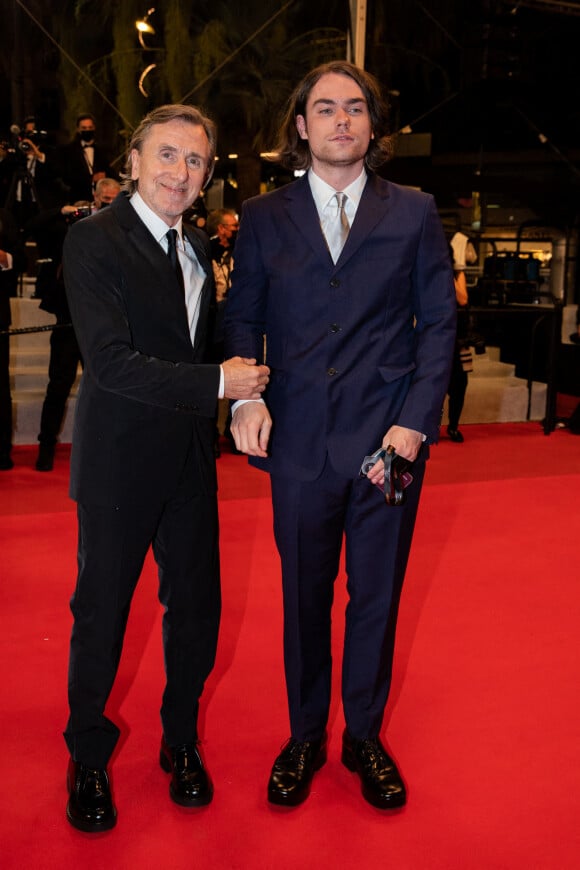 Tim Roth et son fils Michael Cormac Roth - Montée des marches du film " Bergman Island" lors du 74ème Festival International du Film de Cannes. Le 11 juillet 2021 © Borde-Jacovides-Moreau / Bestimage 