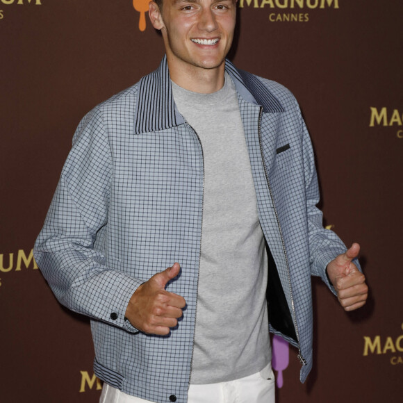 Benjamin Pavard au photocall de la soirée "Magnum" lors du 75ème Festival International du Film de Cannes le 19 mai 2022.