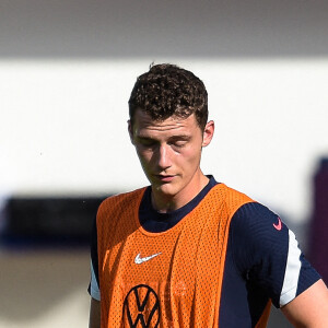 Benjamin Pavard ( France ) - Didier Deschamps ( selectionneur - entraineur - France ) - - Entraînement de l'équipe de France de football à Clairefontaine, le 27 mai 2021. © Federico Pestellini / Panoramic / Bestimage