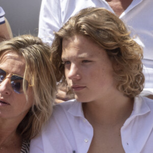 Sarah Poniatowski (Lavoine) et son fils Roman - Célébrités dans les tribunes des internationaux de France de Roland Garros à Paris le 1er juin 2022. © Cyril Moreau - Dominique Jacovides/Bestimage