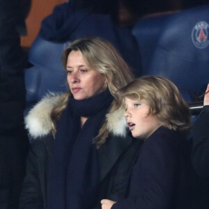 Sarah Lavoine et son fils Roman dans les tribunes du parc des Princes lors du match de 8ème de finale retour de Ligue des champions opposant le Paris Saint-Germain à Manchester Unted à Paris, France, le 6 mars 2019. Manchester a gagné 3-1 (cumul des scores 3-3). © Cyril Moreau/Bestimage