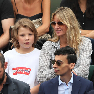 Sarah Lavoine et son fils Roman dans les tribunes des internationaux de tennis de Roland Garros à Paris, France, le 6 juin 2018. Merci de flouter le visage des enfants avant publication © Cyril Moreau/Bestimage