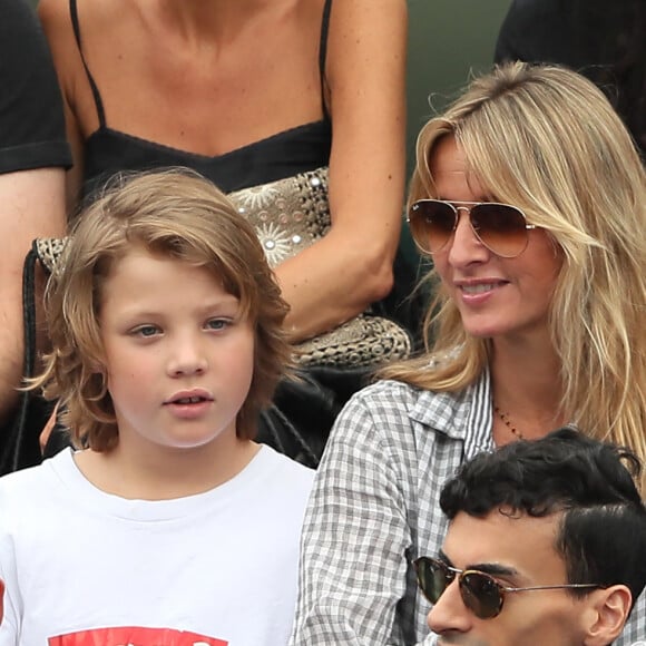 Sarah Lavoine et son fils Roman dans les tribunes des internationaux de tennis de Roland Garros à Paris, France, le 6 juin 2018. Merci de flouter le visage des enfants avant publication © Cyril Moreau/Bestimage