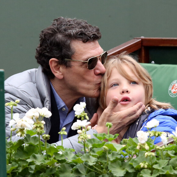 Marc Lavoine et son fils Roman - Veuillez flouter le visage des enfants avant publication - People dans les tribunes des internationaux de France de tennis à Roland Garros le 1er juin 2016. © Dominique Jacovides / Bestimage