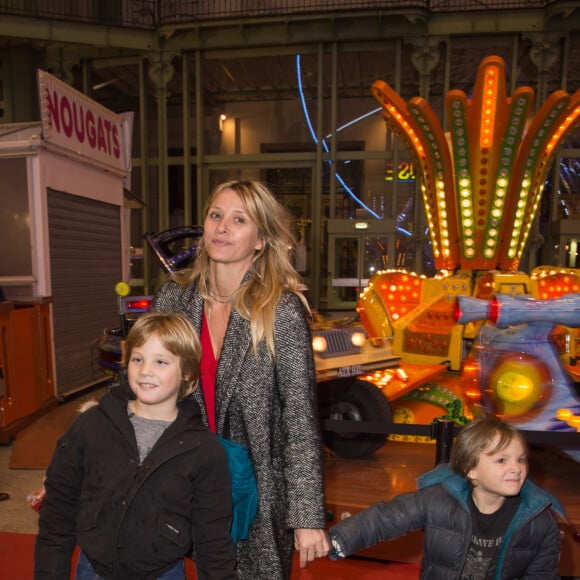 Sarah Lavoine avec ses enfants Milo et Roman - Inauguration de la 3ème édition "Jours de Fêtes" au Grand Palais à Paris le 17 décembre 2015. Jours de fêtes, la fameuse fête foraine au coeur de la Nef du Grand Palais est de retour à Paris du 18 décembre 2015 au 3 janvier 2016.