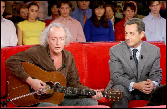 Didier Barbelivien et Nicolas Sarkozy sur le plateau de Vivement dimanche en 2006 © Guillaume Gaffiot / Bestimage