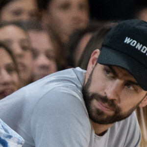 Shakira, son compagnon Gerard Piqué et leurs enfants Sasha, Milan dans les tribunes du match de basket entre le FC Barcelone et San Pablo Burgos à Barcelone le 10 mars 2019. 