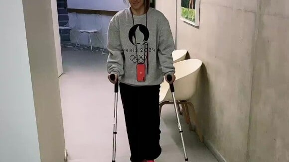 Denitsa Ikonomova en béquilles après son opération de la jambe - Instagram