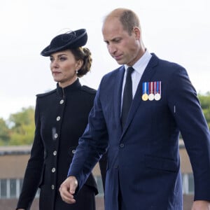 Le prince William, prince de Galles, et Catherine (Kate) Middleton, princesse de Galles, au centre d'entraînement de l'armée (ATC) Pirbright à Guildford.