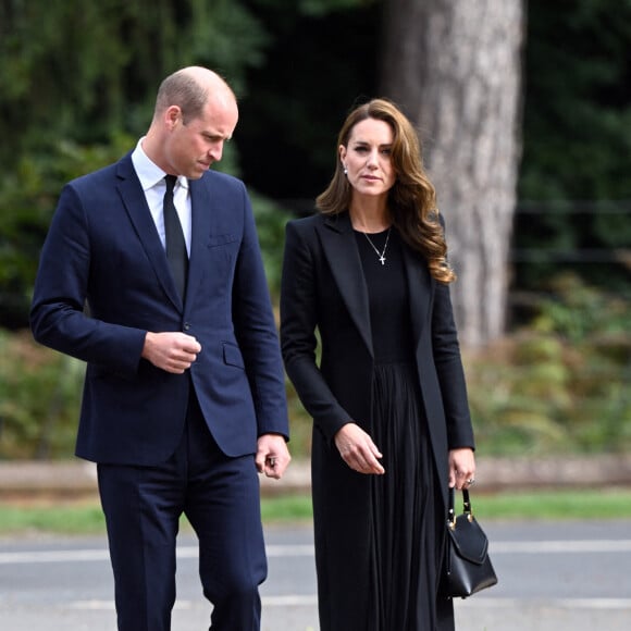 Le prince William, prince de Galles, et Catherine (Kate) Middleton, princesse de Galles regardent les hommages floraux laissés par les membres du public aux portes de Sandringham House à Norfolk, Royaume Uni, le 15 septembre 2022, après la mort de la reine Elisabeth II. 