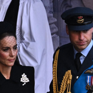 Le prince William, prince de Galles, et Catherine (Kate) Middleton, princesse de Galles - Sortie - Procession cérémonielle du cercueil de la reine Elisabeth II du palais de Buckingham à Westminster Hall à Londres, où les Britanniques et les touristes du monde entier pourront lui rendre hommage jusqu'à ses obsèques prévues le 19 septembre 2022. Le 14 septembre 2022. 