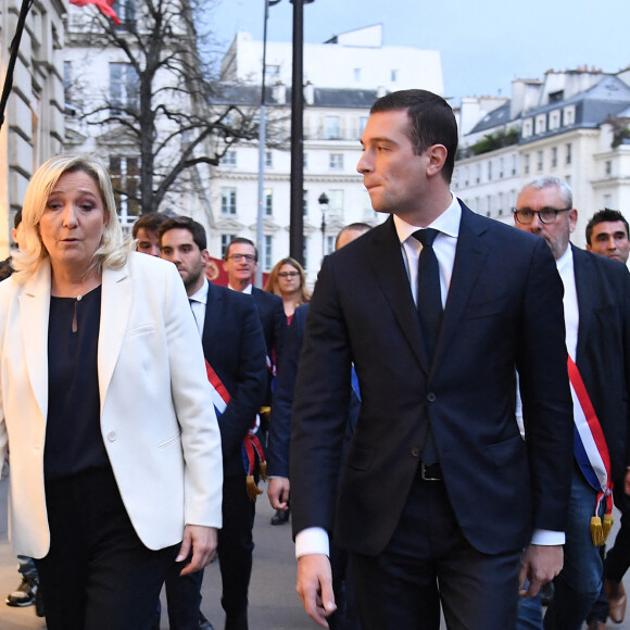Marine Le Pen, députée du Rassemblement national (RN), le député du RN Jordan Bardella et les députés du RN observent une minute de silence en mémoire de Lola devant l'assemblée Nationale à Paris, France, le 20 octobre 2022. 