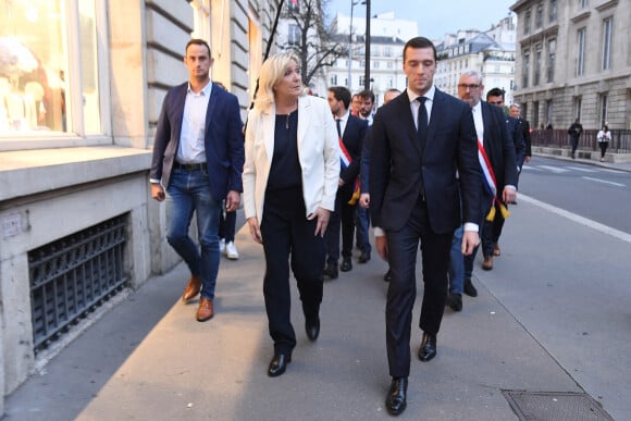 Marine Le Pen, députée du Rassemblement national (RN), le député du RN Jordan Bardella et les députés du RN observent une minute de silence en mémoire de Lola devant l'assemblée Nationale à Paris, France, le 20 octobre 2022. 