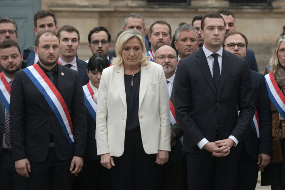 Marine Le Pen, députée du Rassemblement national (RN), le député du RN Jordan Bardella et les députés du RN observent une minute de silence en mémoire de Lola devant l'assemblée Nationale à Paris, France, le 20 octobre 2022. 