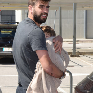 Exclusif - Gerard Piqué et son fils Sasha - Shakira acompagnée de son mari Gerard Piqué et de leurs enfants Milan et Sasha arrivent à l'aéroport de Barcelone en provenance de Ibiza le 28 mi 2016. 