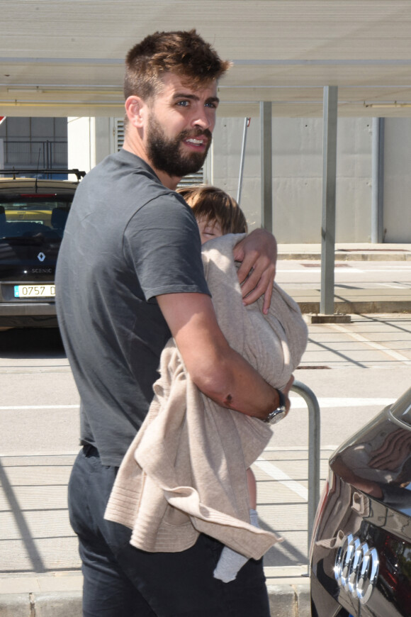 Exclusif - Gerard Piqué et son fils Sasha - Shakira acompagnée de son mari Gerard Piqué et de leurs enfants Milan et Sasha arrivent à l'aéroport de Barcelone en provenance de Ibiza le 28 mi 2016. 