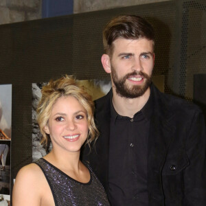 info du 4 juin 2022 - Gerard Piqué et la chanteuse Shakira officialisent leur séparation après douze ans de relation - Gerard Piqué reçoit le prix du meilleur athlète catalan lors d'une cérémonie à Barcelone le 25 janvier 2016. Sa compagne, la chanteuse Shakira était à ses côtés 