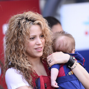 Shakira, avec ses enfants Milan (2 ans) et Sasha (3 mois), et sa belle-mère Montserrat Bernabeu, a assisté au match de football de son compagnon Gérard Piqué, Barca Vs Vanlence, à Barcelone. Le 16 avril 2015 