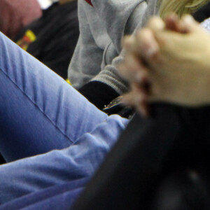 Gerard Pique et Shakira assistent au match de basket-ball Fenerbahce - Barcelone a Barcelone, le 30 novembre 2013. 