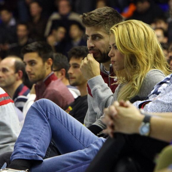 Gerard Pique et Shakira assistent au match de basket-ball Fenerbahce - Barcelone a Barcelone, le 30 novembre 2013. 