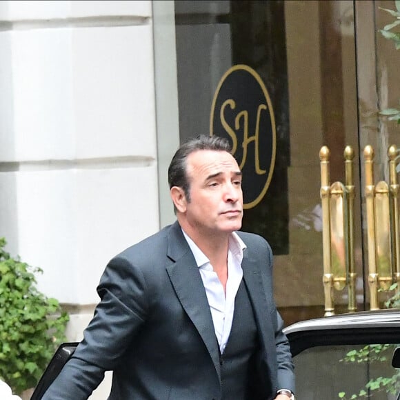 Exclusif - Jean Dujardin sur un tournage de la série pour Amazon Prime "Alphonse" devant les Salons Hoche à Paris, France, le 16 septembre 2022. Une fiction écrite et réalisée par N.Bedos qui sera mise en ligne en novembre 2023. 