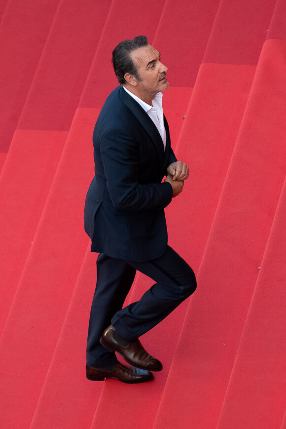 Jean Dujardin - Montée des marches du film " L'Innocent " lors du 75ème Festival International du Film de Cannes. Le 24 mai 2022 © Pool/ Bestimage 