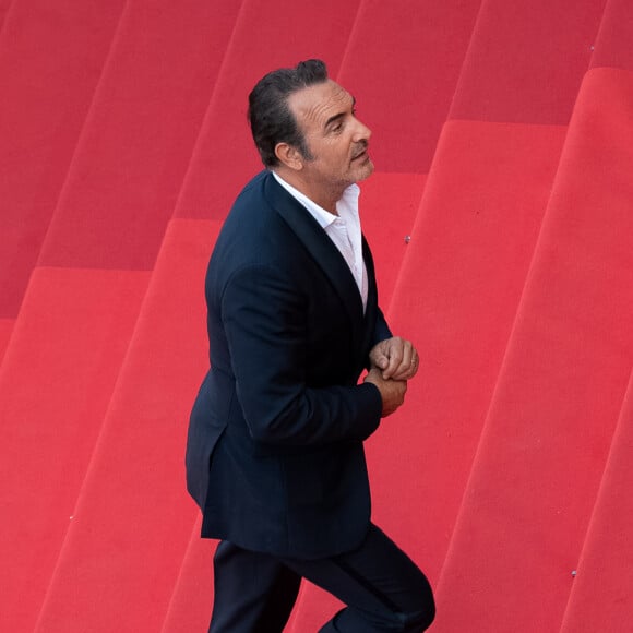 Jean Dujardin - Montée des marches du film " L'Innocent " lors du 75ème Festival International du Film de Cannes. Le 24 mai 2022 © Pool/ Bestimage 