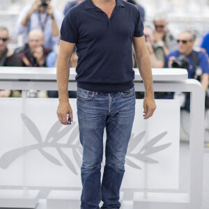 Jean Dujardin au photocall du film "Novembre" lors du 75ème Festival International du Film de Cannes, France, le 23 mai 2022. © Cyril Moreau/Bestimage 