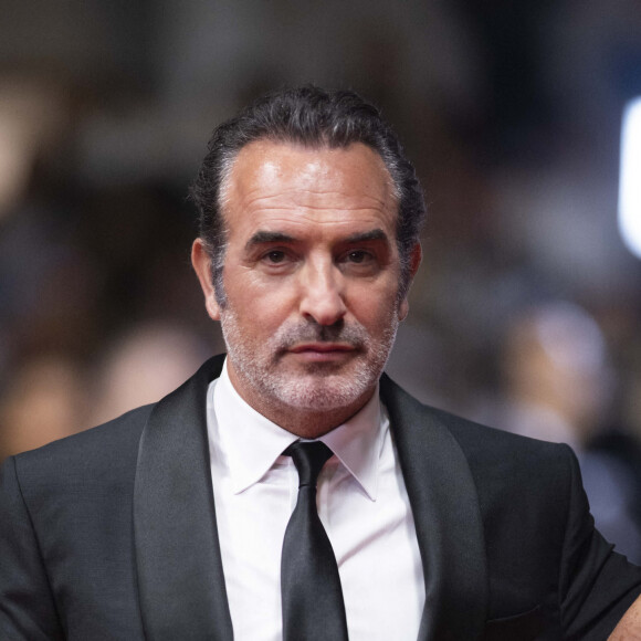 Jean Dujardin - Montée des marches du film "Novembre" lors du 75ème Festival International du Film de Cannes, le 22 mai 2022. © Cyril Moreau / Bestimage 